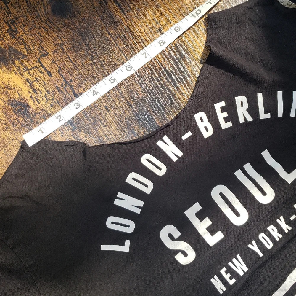 Small boat neck raw edge short sleeve crop top Global City - Picture 2 of 5